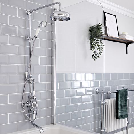 Hudson Reed – Colonne de douche rétro thermostatique avec mitigeur à triple sorties – Pommeau pluie rond 19,4 cm – Bec verseur baignoire chromé et blanc (1/5)