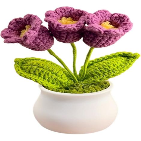 Ein gehäkelter Blumentopf mit künstlichen lila Blumen - Ein gehäkelter Blumentopf mit künstlichen lila Blumen (1/5)