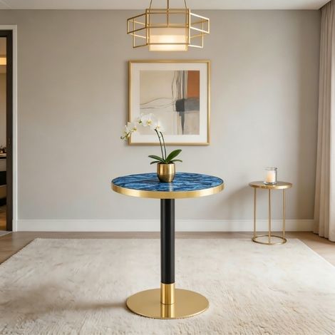 Table d'appoint ronde moderne, plateau effet marbre avec bordure dorée, structure métallique robuste noire et dorée, idéale comme table basse, table de chevet ou table de balcon. (1/5)