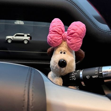 Niedlicher Hundeaufkleber, dekoratives Plüschtier fürs Auto, rotes Interieur-Accessoire, Puppenornament für Rückspiegel und Armaturenbrett (1/5)