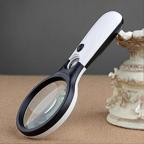 Loupe de poche avec 3 LED, grossissement 3x et 45x, idéale pour la lecture, les loisirs créatifs et la couture (noir et blanc). (1/5)