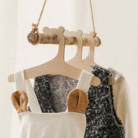 30 portants à vêtements en bois pour chambres d'enfants (1/4)