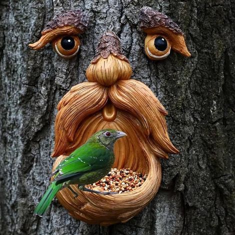 Mangiatoia per uccelli in resina a forma di tronco d'albero con una faccina animata – Decorazione rustica da giardino per feste ed eventi – Versatile, resistente e senza elettricità – Ideale per il bi (1/5)