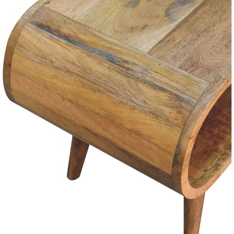 Table basse en bois massif style nordique Amaya chêne,avec fente ouverte. Allie praticité et esthétique,couleur marron pour intérieur cosy.