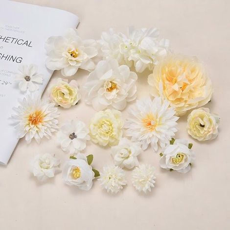 Un set di fiori artificiali, comprendente teste di fiori artificiali per decorazione, fiori realistici per decorare torte e fiori di seta arancioni. (1/2)