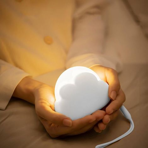 Veilleuse LED nuage pour enfants – rechargeable, 4 niveaux de luminosité, cordon en silicone rose, lampe de chevet sécurisée et décorative (1/4)