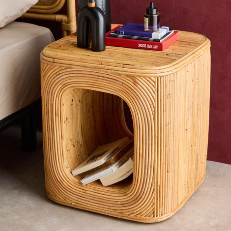 Bout de canapé. table d'appoint. table de chevet avec niche. en rotin naturel. cubique et coins arrondis. L 45 x P 45 x H 50cm (1/5)