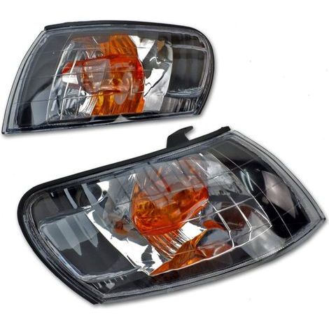 Une paire de feux de position transparents pour Toyota Corolla AE100, AE101 et E100 (1993-1997). (1/5)