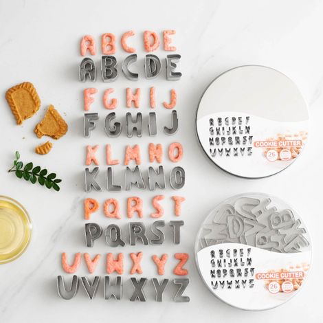 Aluminiumdose, Edelstahl-Ausstecher mit 26 Buchstaben, für selbstgebackenes Gebäck. (1/5)