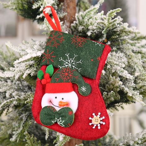 Chaussettes de Noël à suspendre : jolis motifs de broderie pour décorer la famille pendant les fêtes. (1/5)
