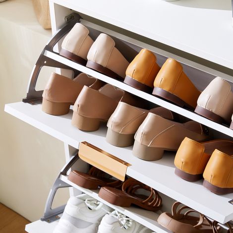 Meuble moderne pour les chaussures, doté de 6 compartiments amovibles. Couleur blanche. Dimensions : B118/H115/T25 cm (ancien numéro de catalogue N657P28515758W). (1/5)