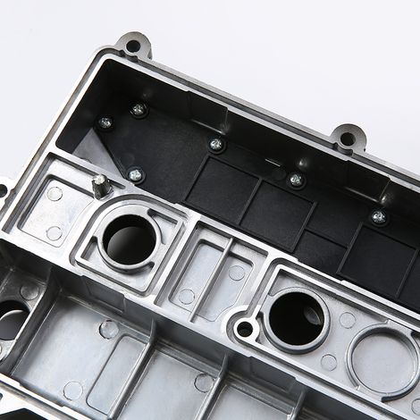 La pièce 4S6G6M293BB convient aux modèles Ford Focus 1.8 2005-2008 et provient d'un couvercle de soupape en alliage d'aluminium. (1/4)