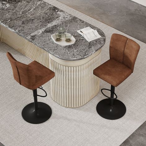Lot de 2 tabourets de bar réglables en hauteur, pivotant à 360°. Fabriqués avec un revêtement en tissu technique brun de haute qualité et des pieds en métal noir, ils sont idéaux pour les îlots de cui