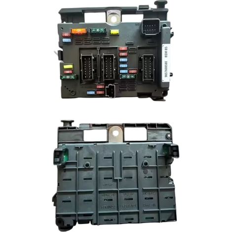 Engine fuse box 6500Y1 compatible with Peugeot Citroën C2 and C3, quality guaranteed, Citroën C2 and C3 specific. (1/4)