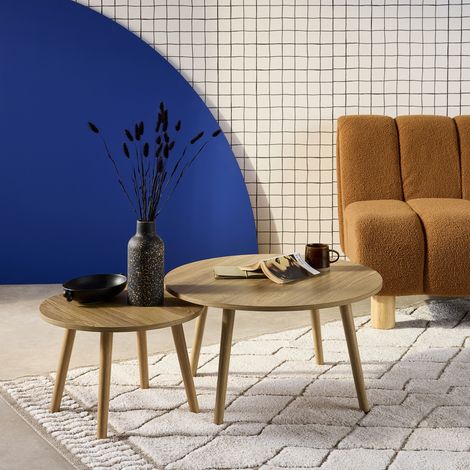 Sweeek – Lot de 2 tables basses rondes effet frêne – Pieds en bois de pin teinté noyer – Dimensions Ø70 x H38cm et Ø50 x H34cm – Style scandinave
