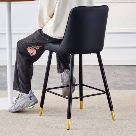 Un ensemble de deux tabourets de bar  revêtus de cuir PU noir avec une structure en métal noir et dotés de repose-pieds confortables.