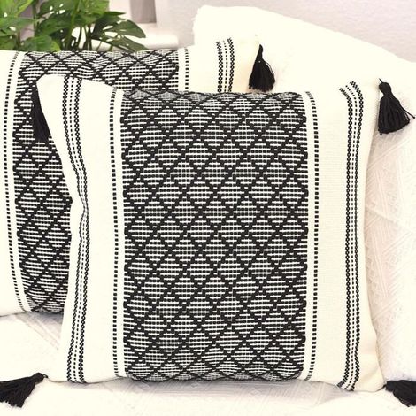 Ensemble de 2 housses de coussin décoratives en coton tricoté, style bohème, ornées de pompons noirs et blancs et d'un motif jacquard classique moderne. (1/4)