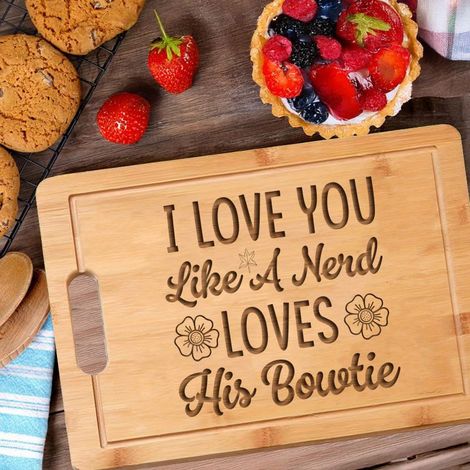Planche à découper texte doux gravé – Cadeau unique en bambou pour femme ou homme (1/5)