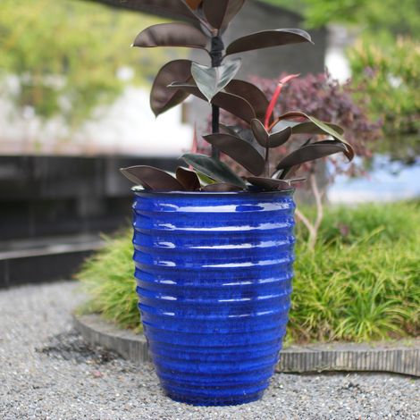 Grand pot de fleurs en céramique artisanale (Ø 42 cm × 54 cm), bleu roi brillant à texture côtelée, respirant, résistant au gel, avec trous de drainage pour grandes plantes d'intérieur et de jardin. (1/5)