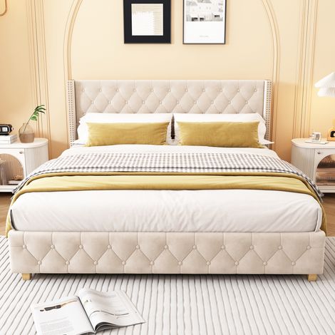 Lit double rembourré 180x200 cm - tête de lit boutonnée avec clous décoratifs - sommier à lattes - pieds en bois - velours beige clair (1/5)