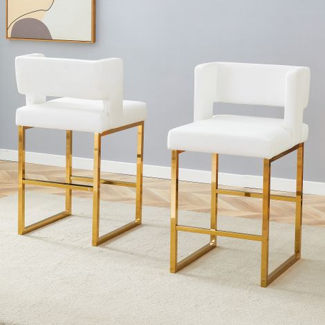 Un lot de deux tabourets de bar de style nordique, présentant un design carré et moderne associé à des pieds en métal doré, vous offrant une assise à la fois légère et confortable.