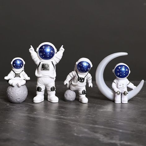 Ensemble de 4 figurines d'astronautes JeiibrZui - Décoration spatiale - Figurines en résine argentée de 5 à 8 cm - Pour bureau, gâteau et voiture (1/5)