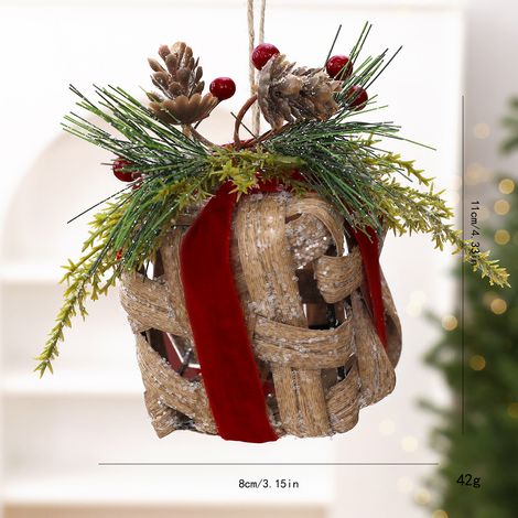 Ornement suspendu boîte‑cadeau tressée Noël 11 cm, pommes de pin, brindilles et ruban velours rouge