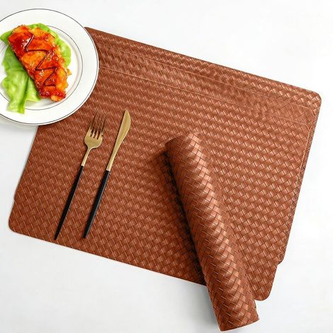 Set mit 4 Platzsets, doppelseitig, waschbar, fleckenabweisend, hitzebeständig und kratzfest, wasserdicht, weich und flexibel, in gelblich-brauner Farbe.