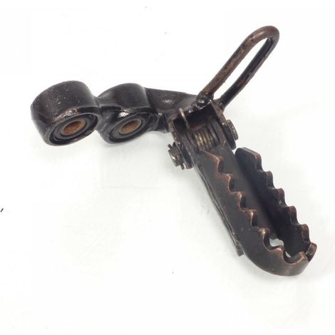 [PRODUIT D'OCCASION] Platine de repose pied pilote droit origine pour moto Suzuki 800 (1/2)