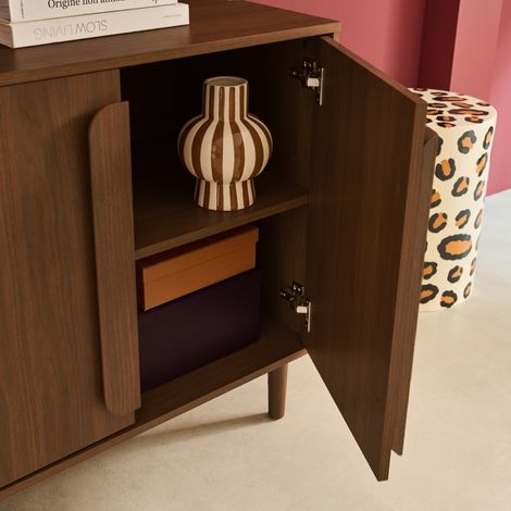 Sweeek – Buffet vintage 4 portes 160cm en bois de noyer – Piètement en hévéa – 2 étagères ajustables – Rangement spacieux pour vaisselle