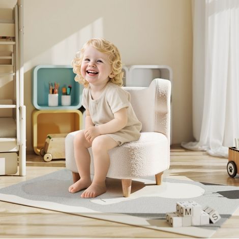 Fauteuil enfant beige avec oreilles d’ours, revêtement polaire, mousse et pieds en bois (1/5)