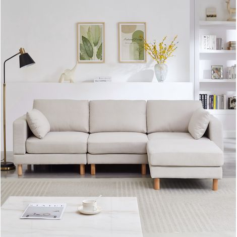 Canapé d'angle 3 places en tissu beige avec pouf, méridienne réversible, pieds en bois et 2 coussins décoratifs – de FLORAGRACE pour un salon familial (1/5)