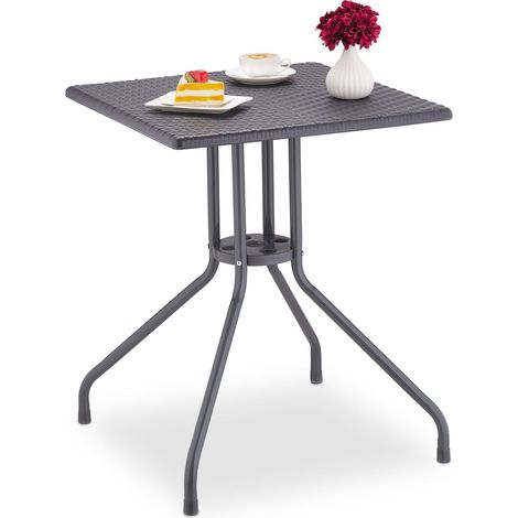 Mesa de jardin con aspecto de ratan gris