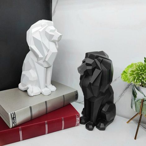 Eine nordische, geometrische Löwenfigur aus weißem Kunstharz, eine handgefertigte Harzkreation für das Wohnzimmer.
