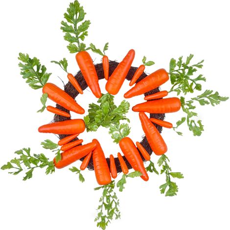 de Pâques avec carottes artificielles et guirlande en rotin