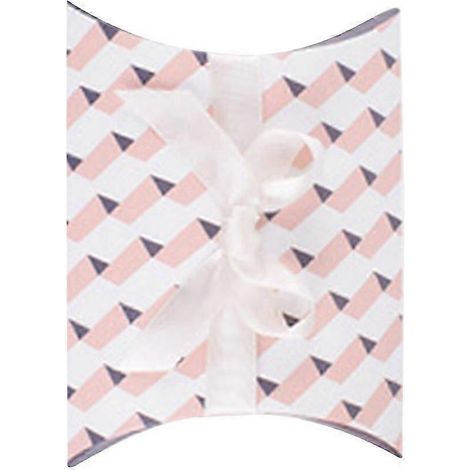 Un lot de 100 boîtes à bonbons en forme de coussin, ornées d'un ruban, est idéal comme cadeau de mariage ou pour toute autre occasion. Motif géométrique rose miniature. (1/5)