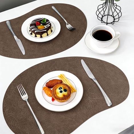 Set aus zwei doppelseitigen, mangoförmigen Platzsets aus abwaschbarem Material, geeignet für Restaurants, Küchen, Feiertage usw., 36,5 x 45 cm, braun.