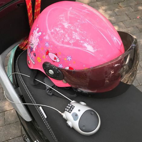 Câble antivol télescopique pour casque moto avec serrure à combinaison universelle (1/5)