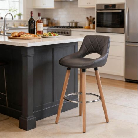 Sgabello da bar moderno in similpelle grigia, gambe in legno, seduta 68 cm DESVIAE (1/5)