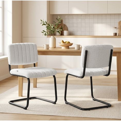 Set di 2 sedie da pranzo color crema con schienale alto, rivestimento effetto teddy e struttura a slitta (1/5)