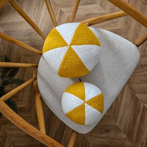 Oreiller SOFT LOOP petite boule blanche et moutarde (1/2)