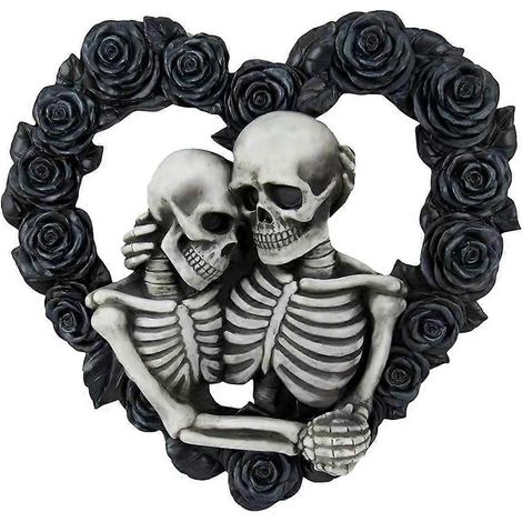 Halloween-Tür- und Wanddekoration: Gothic-Traumpaar-Kranz mit Totenköpfen, herzförmigen schwarzen Rosen und Skeletten – Liebende umarmen sich.