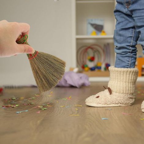 Lot de 2 petits balais à main - balais de bureau - balais à poils souples - balais en paille - 13 x 20,5 cm - dépoussièrent facilement - conviennent pour le nettoyage des cuisines, bureaux, maisons, o (1/5)
