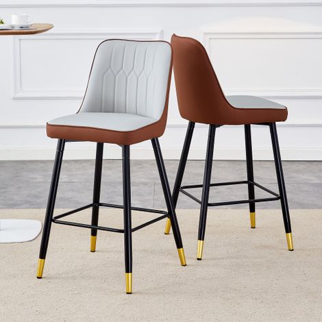 Un ensemble de deux tabourets de bar en cuir PU gris clair/marron, avec une structure en métal noir et des repose-pieds confortables.