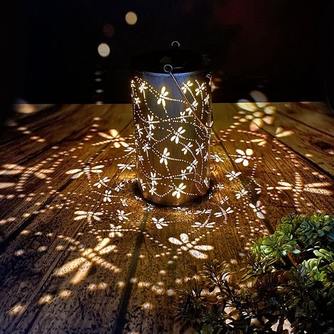 Lanterne solaire d'extérieur suspendue, lanterne décorative en métal ajouré en forme de libellule, éclairage décoratif LED étanche pour jardin (1 pièce).-AquaForge