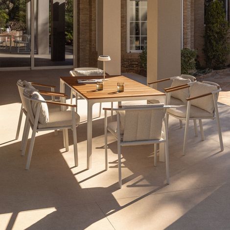 Set da tavolo rettangolare Katiana, 160x90 cm, in alluminio e legno di teak, e 6 sedie da giardino Yervin, in alluminio e tessut SKLUM            