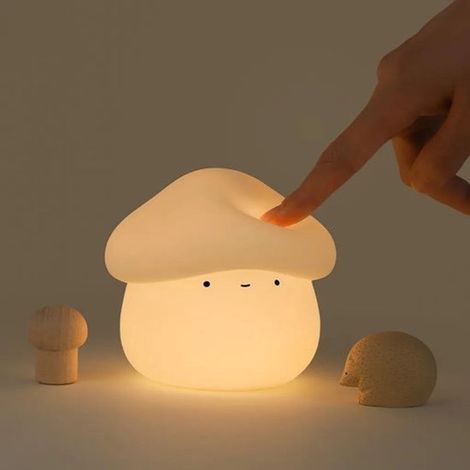Questa lampada da lettura a LED per bambini, realizzata in silicone ricaricabile, è dotata di porta USB e timer, il che la rende la compagna ideale per la nanna dei più piccoli.