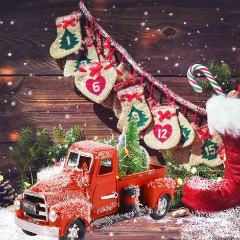 Weihnachtlicher Vintage-LKW aus rotem Metall mit Weihnachtsbäumen und Ornamenten für Kamin und Schreibtisch – Weihnachtsartikel (1/5)