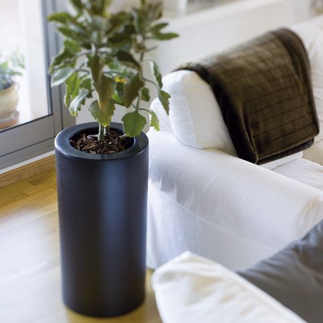 PALMA 70 Vaso rotondo e alto per interni ed esterni per piante e fiori molto resistente al passare del tempo. Realizzata in polietilene in Spagna - Nero (1/4)
