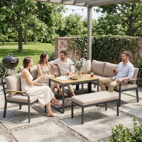 Set di mobili da giardino composto da 7 pezzi, divano angolare modulare per esterni con tavolo in WPC e pouf beige e grigio.